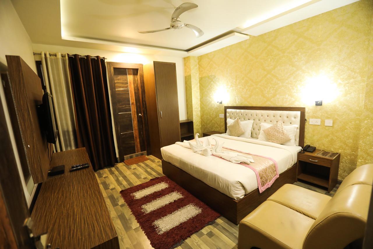 The Grand Orion Hotel Chinhat Екстериор снимка
