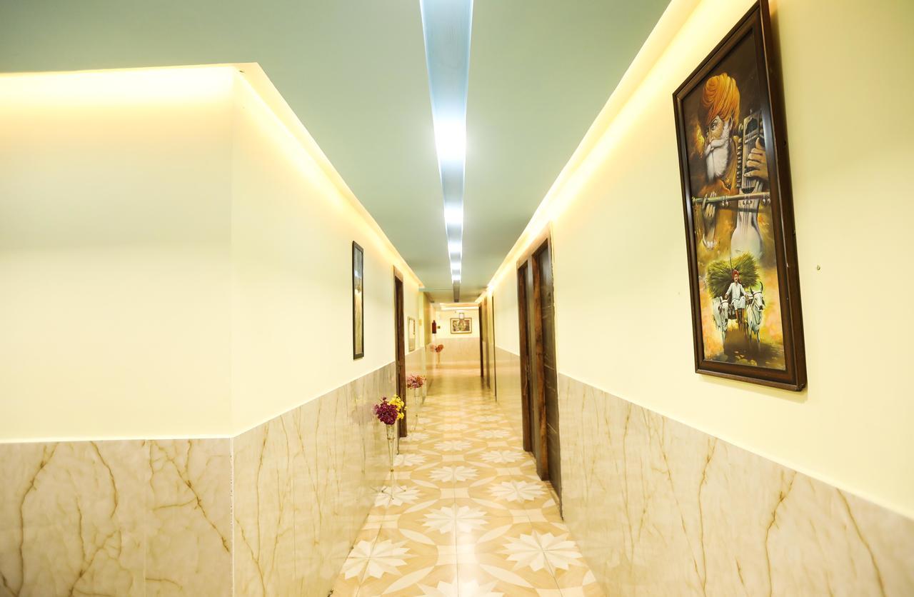 The Grand Orion Hotel Chinhat Екстериор снимка